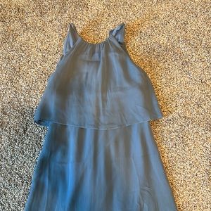 only has been worn once and has tie in back. I'm 5'1 and it's a little long.